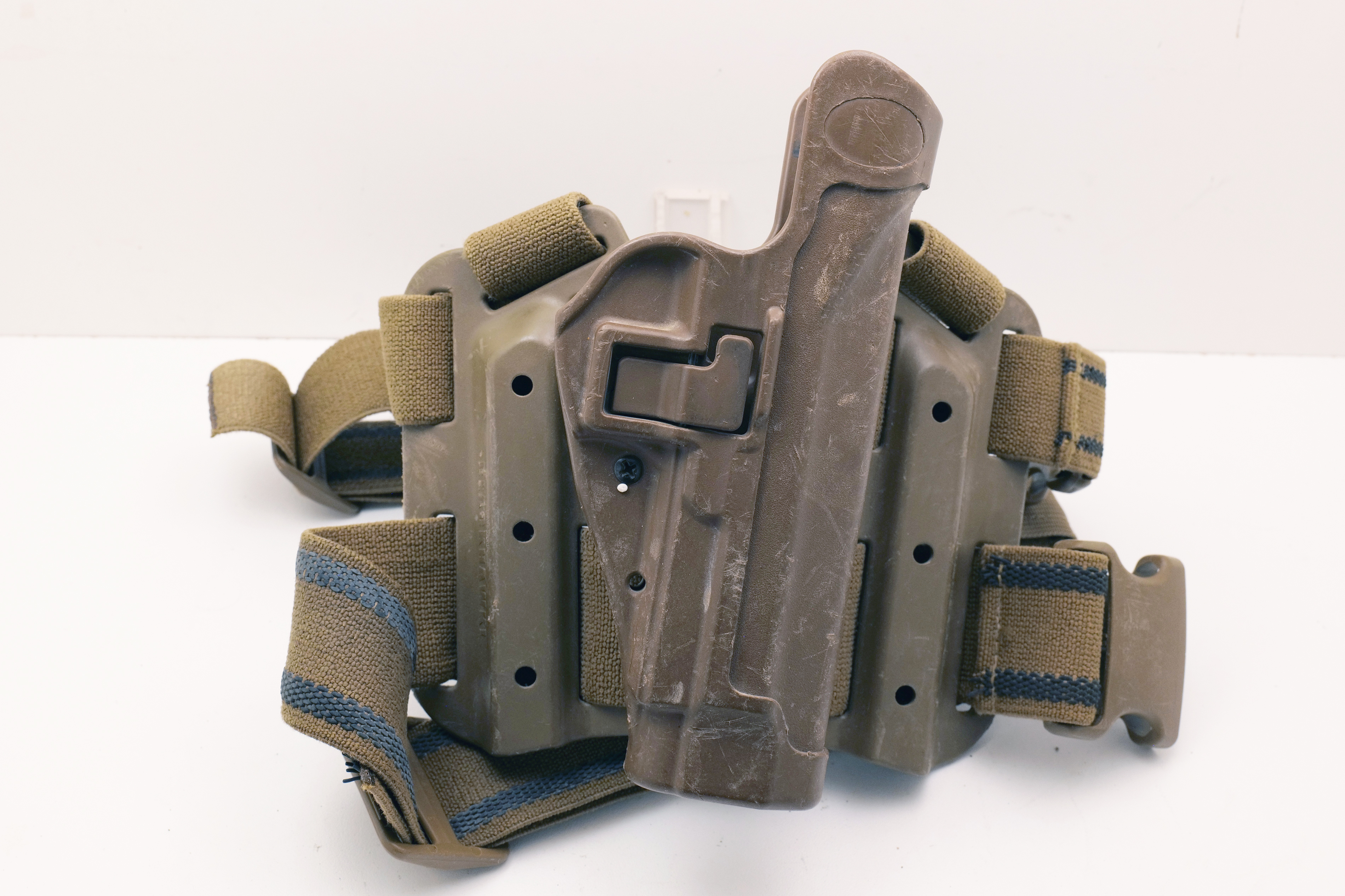 Blackhawk SERPA Tactical Drop Leg Holster 430504CT-R Beretta 92/96/M9/M9A1 Coyote Brown RH – Heavy Wear