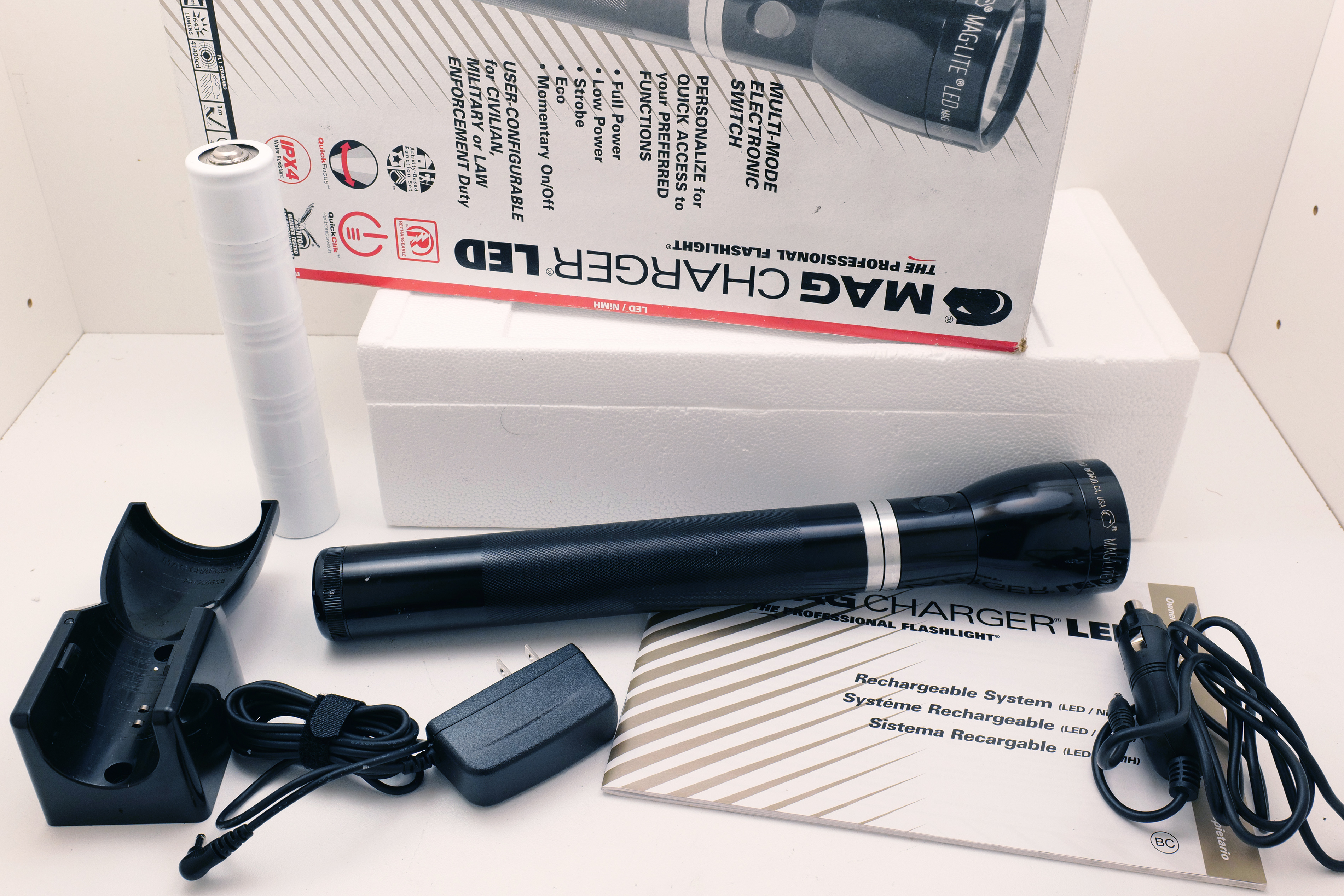 Maglite RL1019 MagCharger LED Rechargeable Flashlight 643 lm Kit – Complete Set w/ Battery & Charger